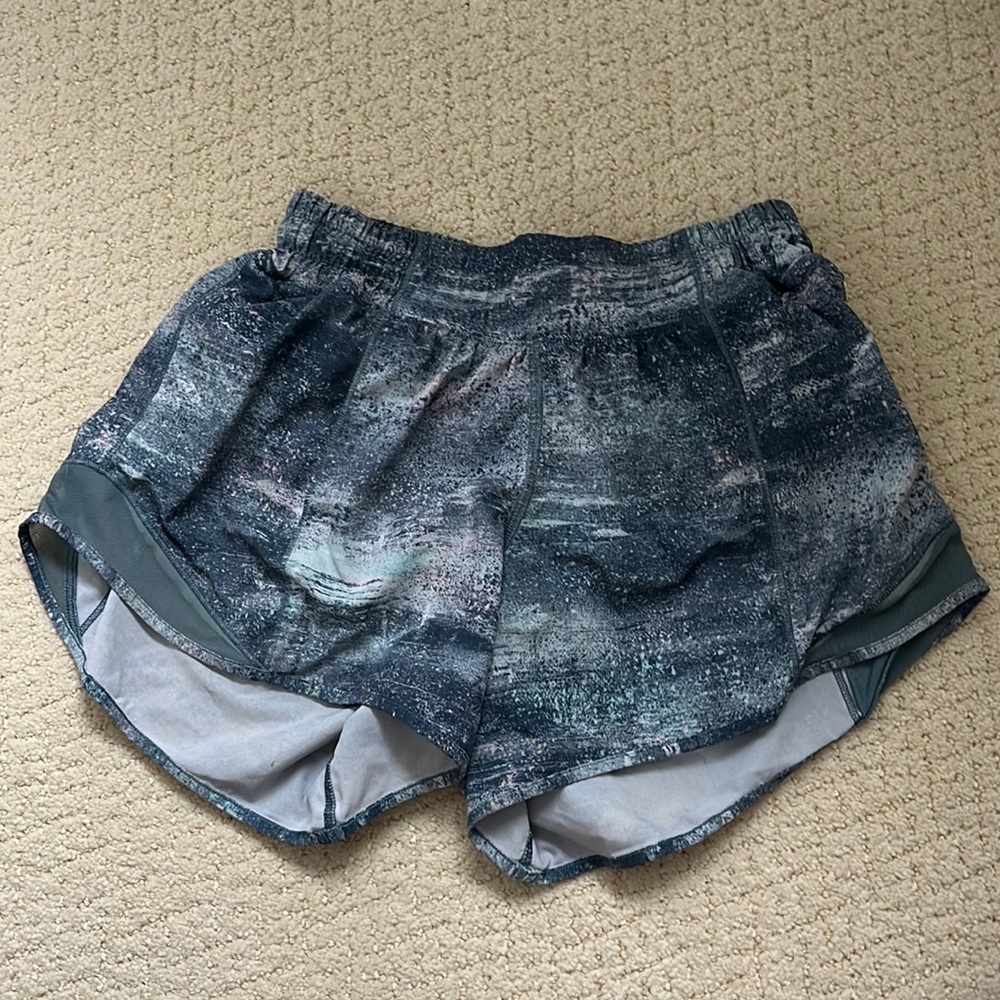 Lululemon 2.5” Hotty Hots athletic shorts